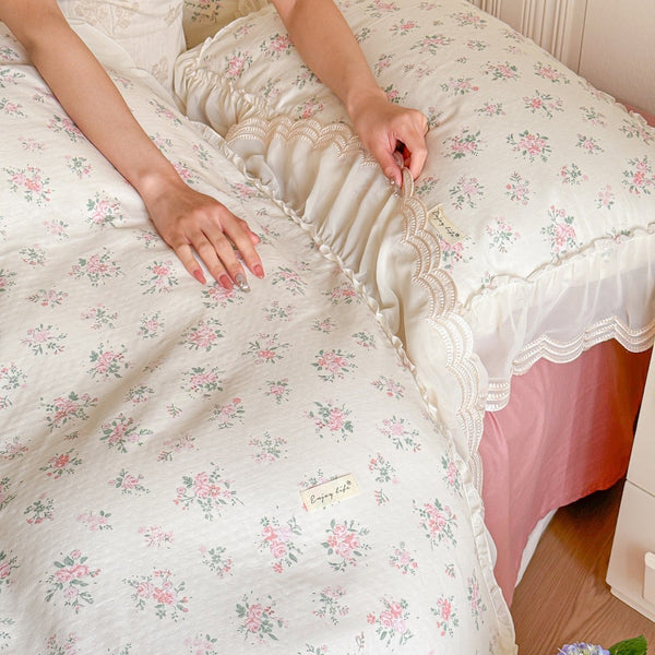 Delicate Floral Lace Ruffled Bedding Set / Pink