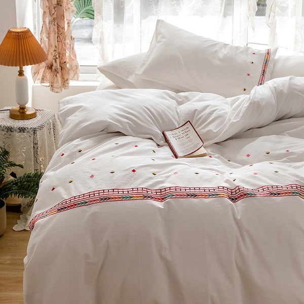Isla White Floral Embroidered Bedding Set / Daisy