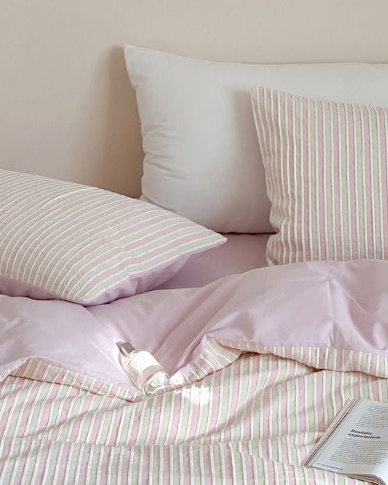 Logan Modern Pleated Striped Bedding Set / White